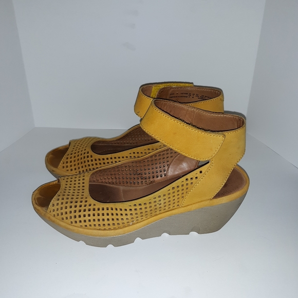 clarks mustard sandals